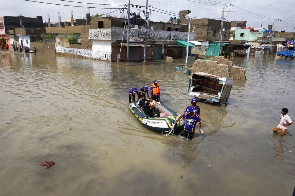 在極端暴雨過後，喀拉蚩全市泡在洪水之中。（美聯社）