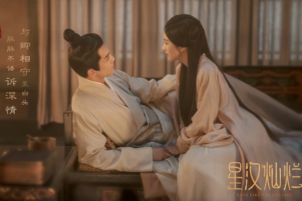 中國女星趙露思（右）與吳磊在古裝劇《星漢燦爛》將上演「燭光臥床吻」，該場拍攝花絮影片搶先曝光，讓網友看得臉紅心跳。（取自星漢燦爛微博）