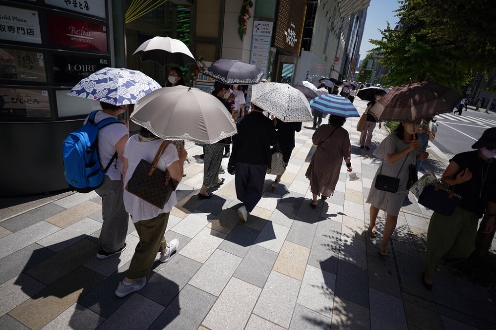 今年6月底開始，日本東京出現用電警訊，主要是由於氣溫快速上升導致東京各地用電需求大增。（美聯社）