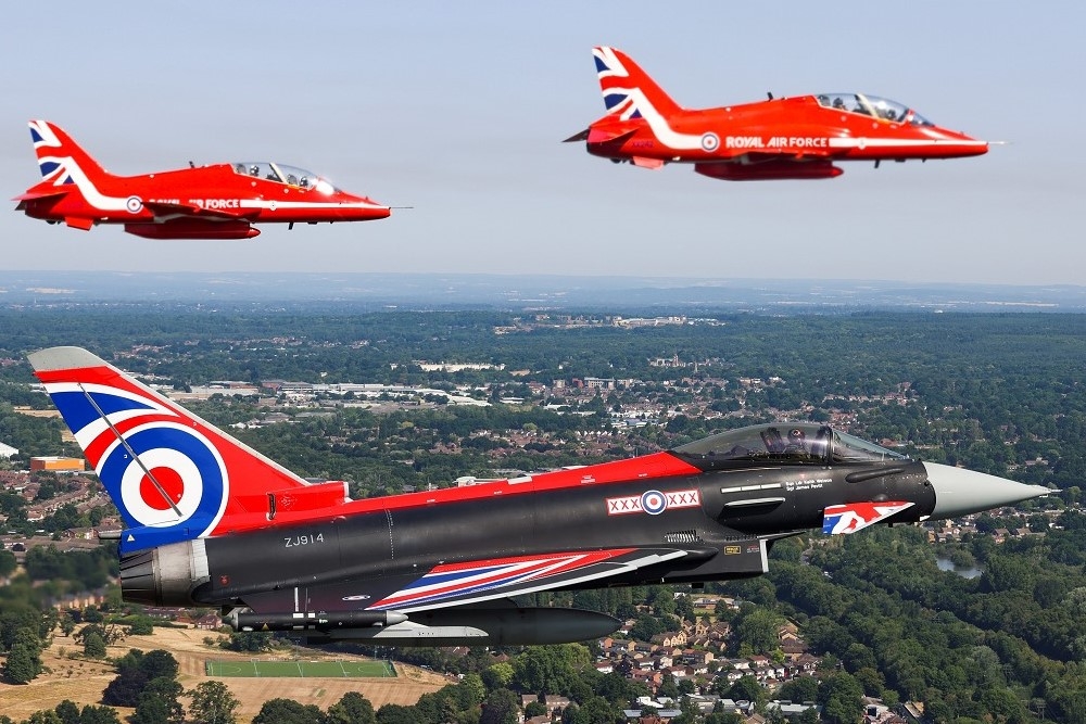 伴飛紅箭特技表演隊「鷹式」教練機的英軍「颱風」彩繪機。（取自英國皇家空軍臉書）