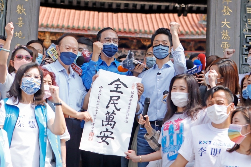 國民黨台北市長參選人蔣萬安今（27日）早由黨主席朱立倫陪同，前往台北龍山寺參拜，龍山寺董事長黃書瑋特別贈送蔣萬安「全民萬安」書法。（蔣萬安辦公室提供）