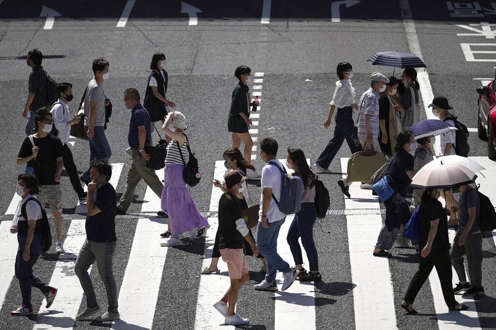 日本疫情升溫，單日新增確診人數直逼21萬。（美聯社）