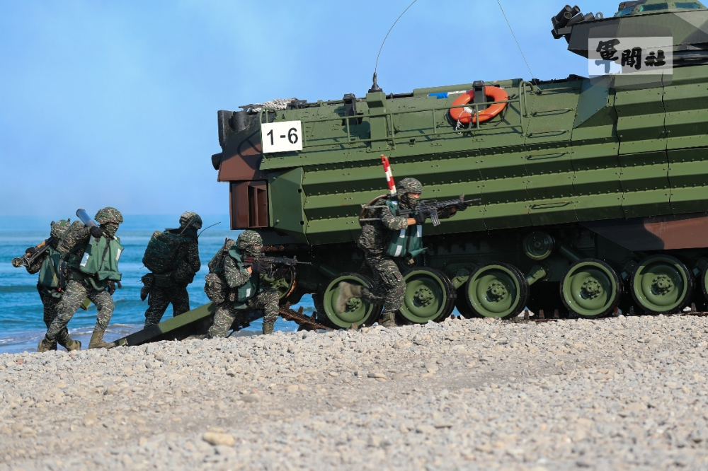 陸戰99旅及海、空兵力28日早上在屏東加祿堂海灘進行「聯合登陸作戰」操演。（軍聞社提供）