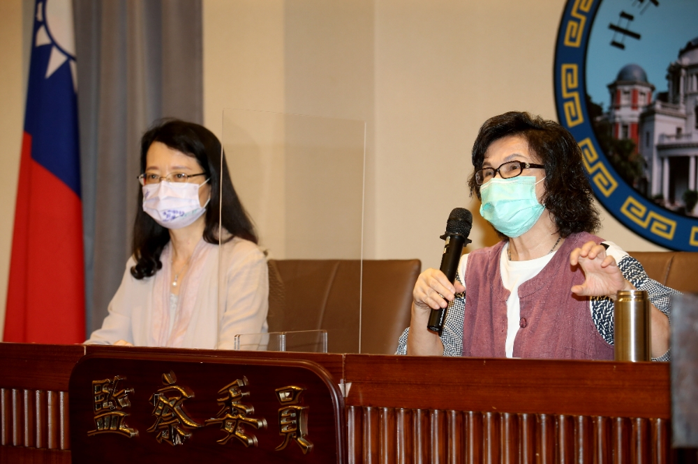 監察委員王美玉（左）、王幼玲（右）28日召開記者會，針對去年疫情期間的禁足令，糾正苗栗縣政府。（張哲偉攝）