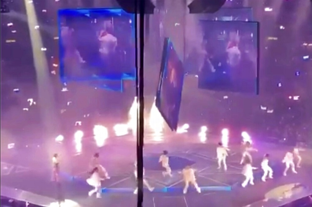 香港男團MIRROR演唱會突發意外，一面大螢幕墜落砸傷至少2名舞者。（美聯社）