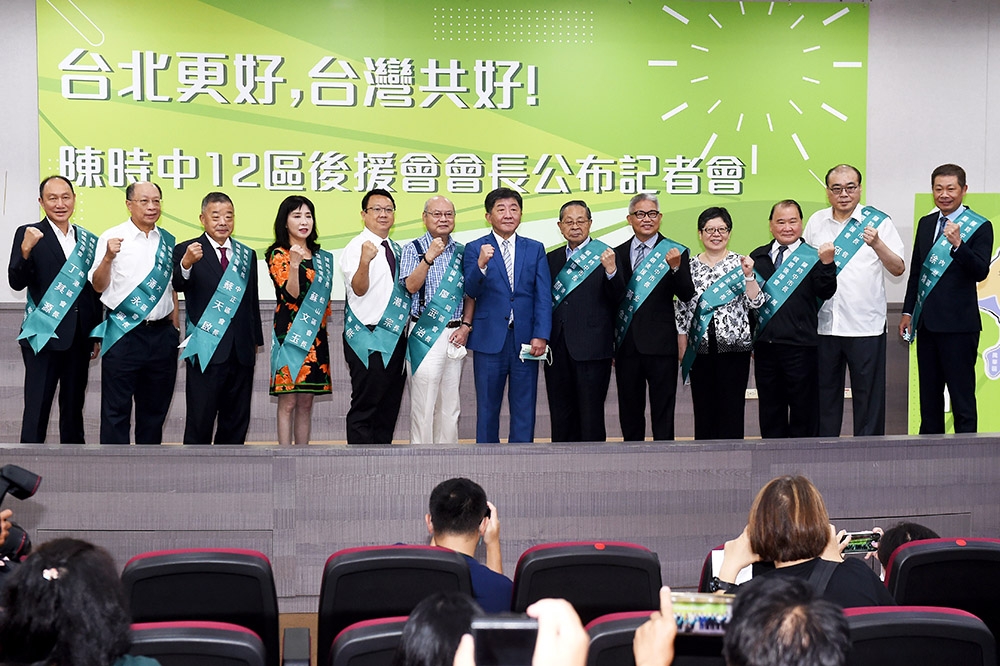 民進黨台北市長參選人陳時中今天公布12區後援會長，再度排出「總統級」陣容。（張哲偉攝）