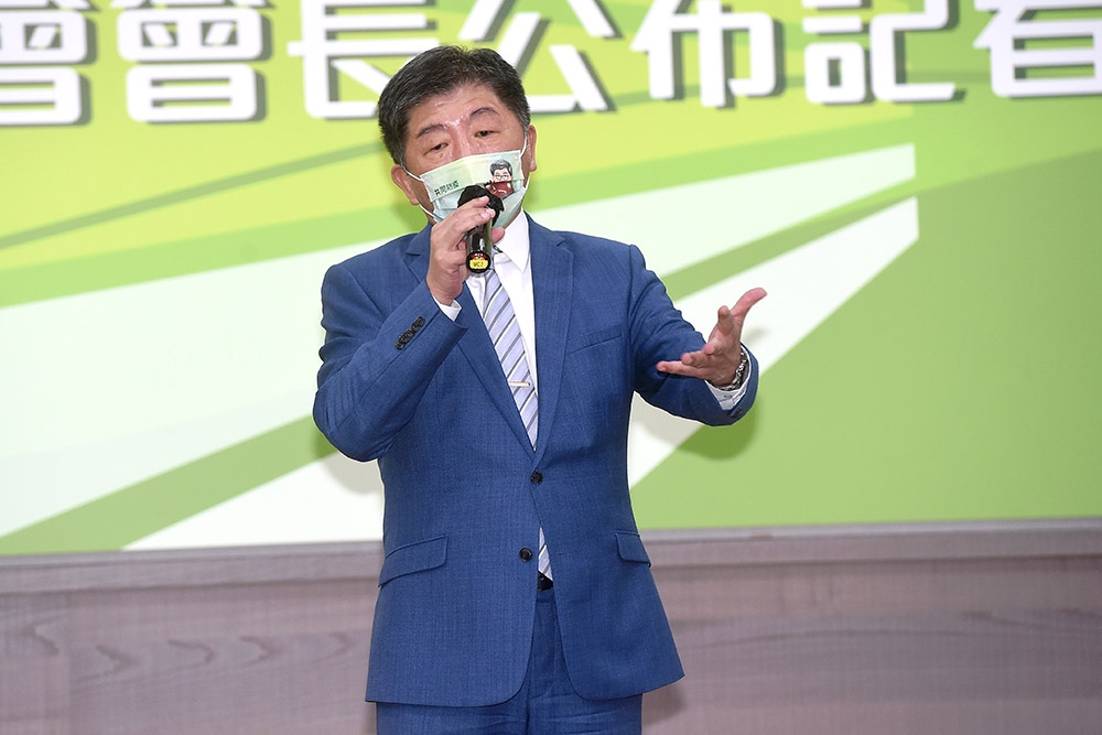 國民黨台北市長參選人蔣萬安批陳時中防疫做那麼爛誰想抄，陳時中今（29日）天回敬說，「年輕人要走正路」。（張哲偉攝）