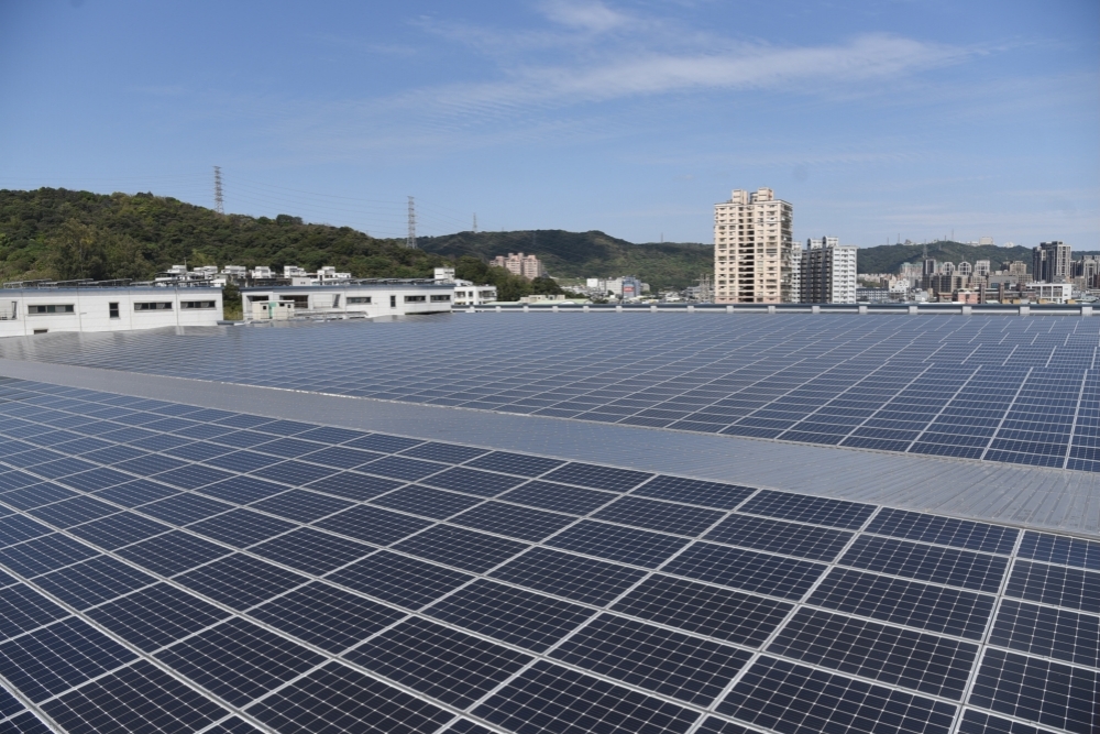 下雨影響光電效率，依據台電最新電力供需預測，下周上班日5天全亮供電吃緊黃燈。（資料照片／蔣銀珊攝）　