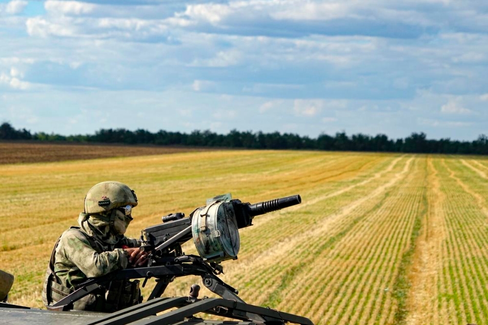 一名俄國士兵在裝甲車上守備（美聯社）
