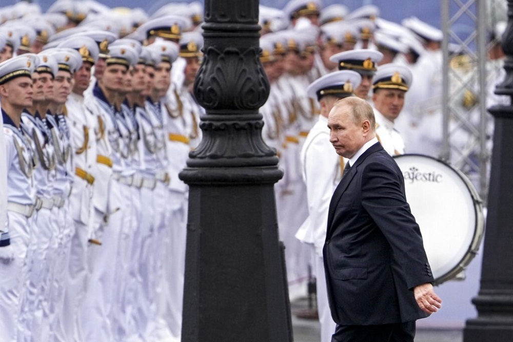 俄国总统普丁出席海军节阅兵仪式。（美联社）(photo:UpMedia)