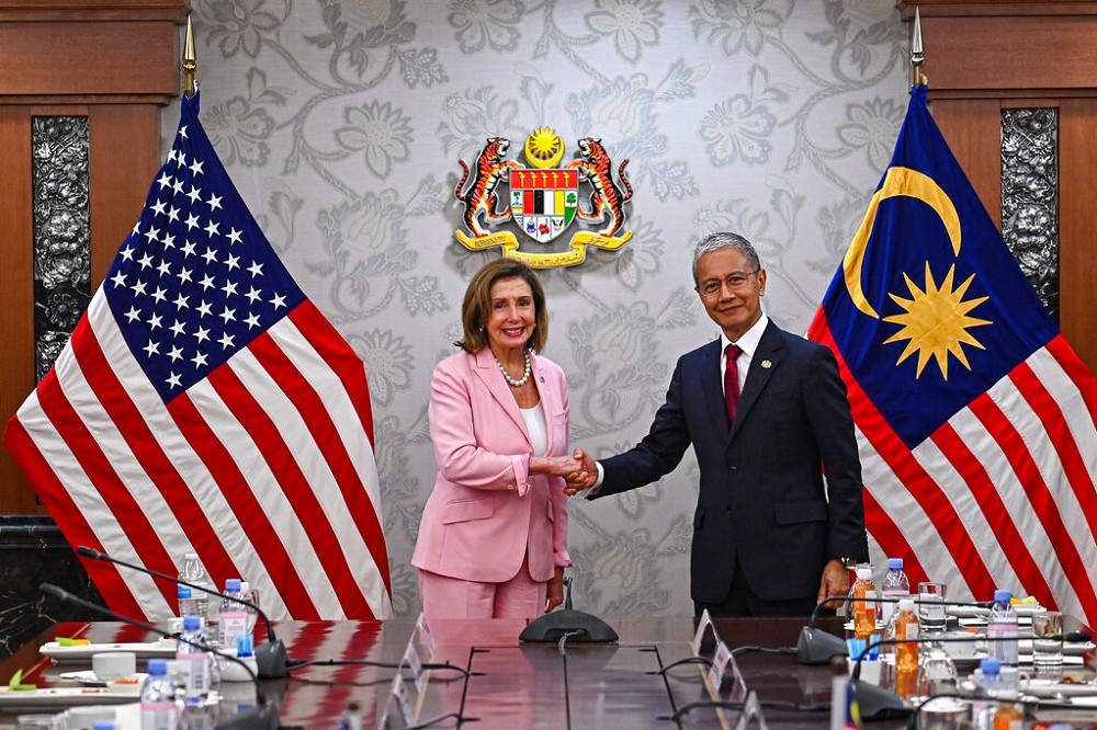 美众议院议长裴洛西拜会马来西亚国会，会晤下议院议长阿兹哈。（马来西亚新闻部）(photo:UpMedia)