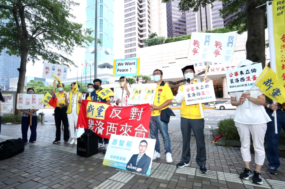 骇客境外攻击政府网站，新党等亲中派也在裴洛西预计下榻的君悦饭店外抗议。（王侑圣摄）(photo:UpMedia)