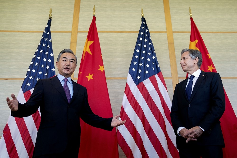 王毅指美國一些政客在台灣問題上玩火。圖為王毅、布林肯7月出席峇里島G20外長會議。（美聯社）