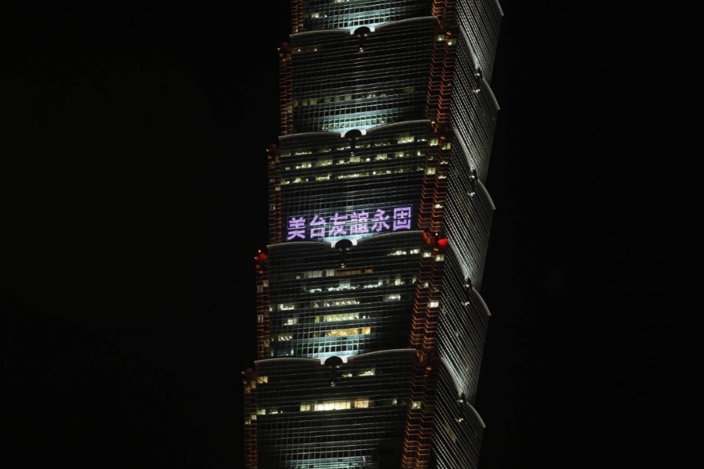 台北101點2日晚上9點燈歡迎裴洛西來台。（王侑聖攝）