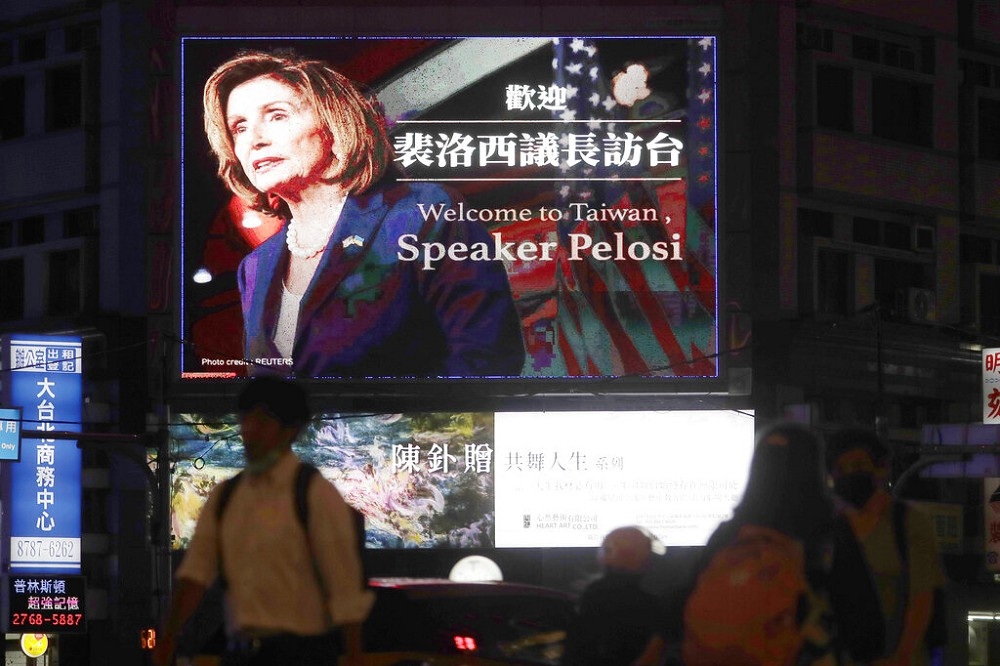 美众议院议长裴洛西2日晚专机抵台，台北街头可见欢迎看板。（美联社）(photo:UpMedia)