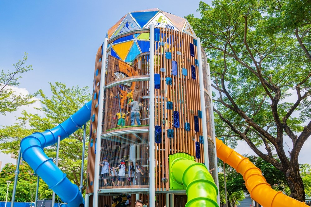 屏東最新兒童公園開放！「東港大鮪魚航海樂園」11 公尺高滑梯塔與戲水區嗨翻小孩