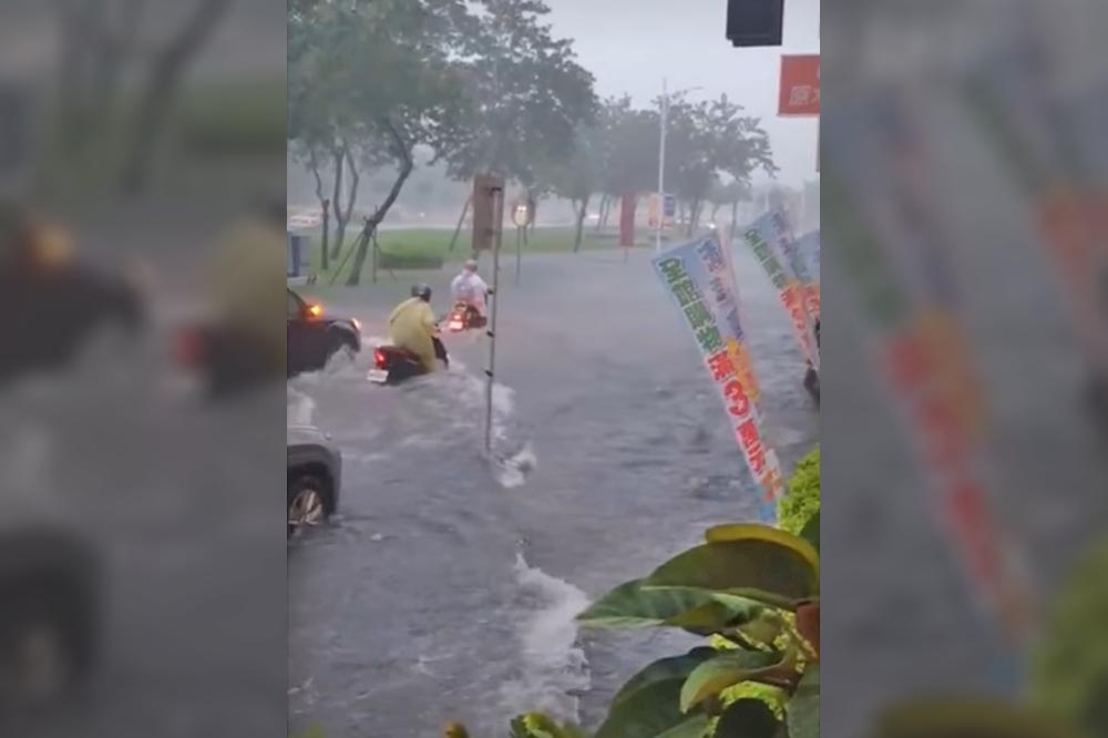 氣象局4日發布災害告警，嘉義縣市大雷雨，不少地方傳出淹水狀況。（取自記者爆料網臉書）