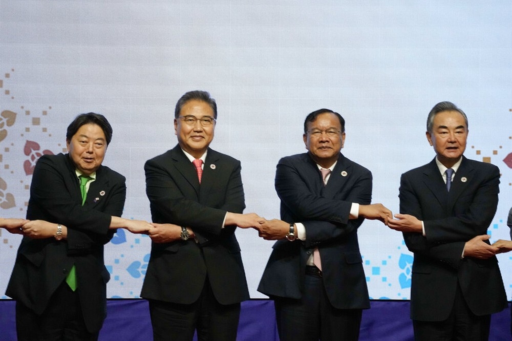 東協加3外長會議在柬埔寨舉行，日本外相林芳正（左起）、南韓外長朴振、柬埔寨外長巴速坤、中國外長王毅。（美聯社）
