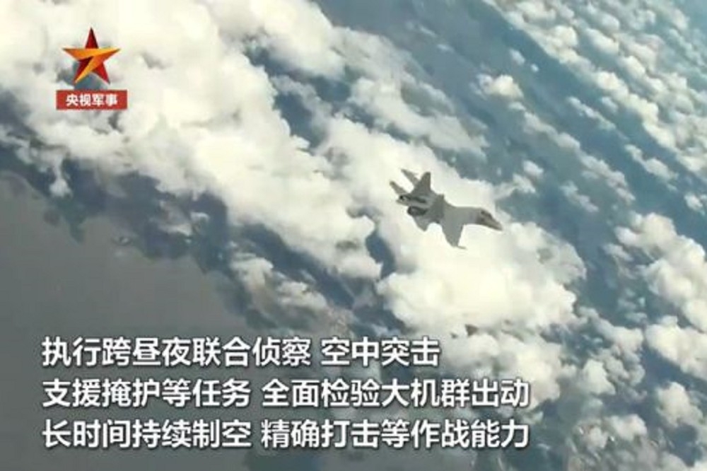 中國東部戰區聲稱，配合軍演出動上百架各類戰機。（截自央視軍事微博）