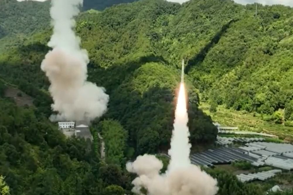 国防部证实，共军军演发射东风弹道飞弹。（截自微博）(photo:UpMedia)