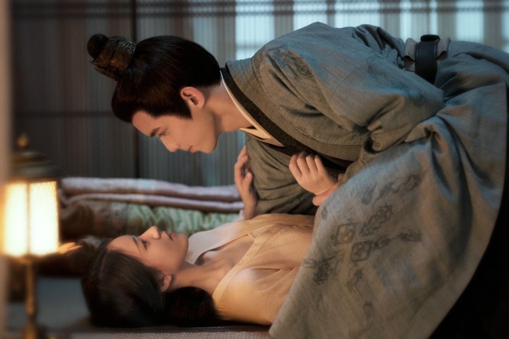 吳磊（上）和趙露思在新戲《月升滄海》感情不斷升溫，在教學防身術時更滾上床調情，讓觀眾看了臉紅心跳。（取自星漢燦爛微博）