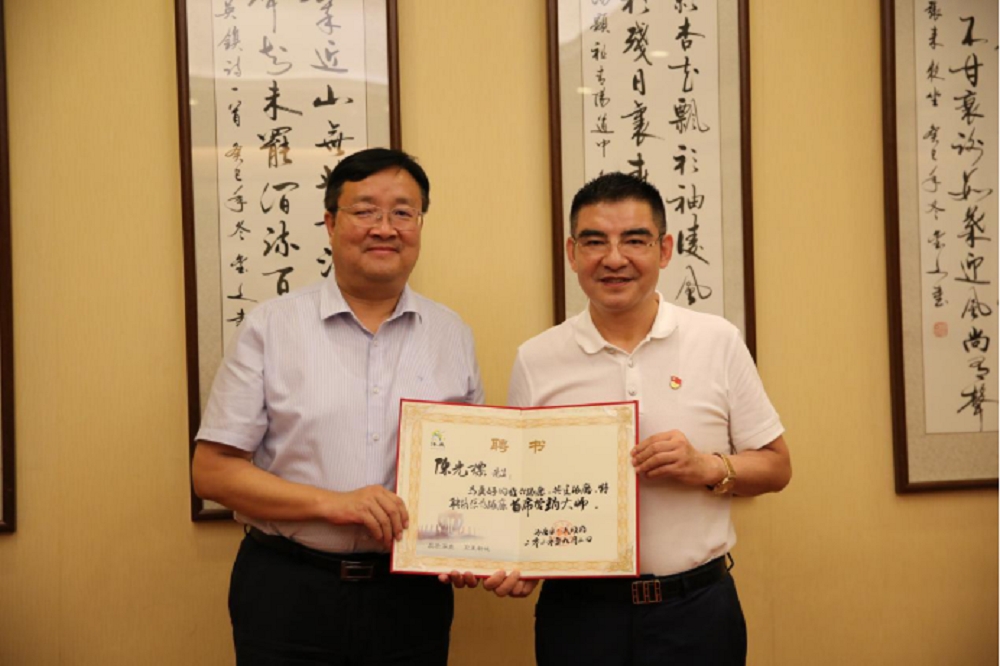 中國慈善家陳光標（右）曾於2020年被聘為「河北涿鹿縣首席營銷大師」。（取自新華社）