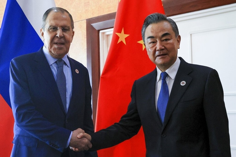 中國和俄國外長四處表現兩國很麻吉。（美聯社）