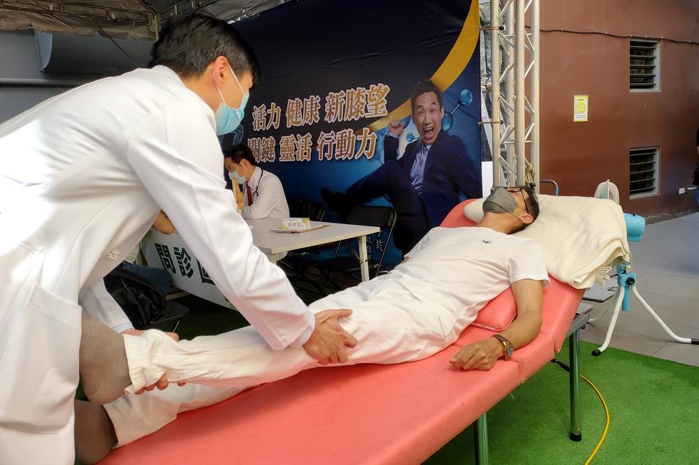 亞洲健康王攜手醫師團隊舉辦全台巡迴義診。（楊文琳攝）