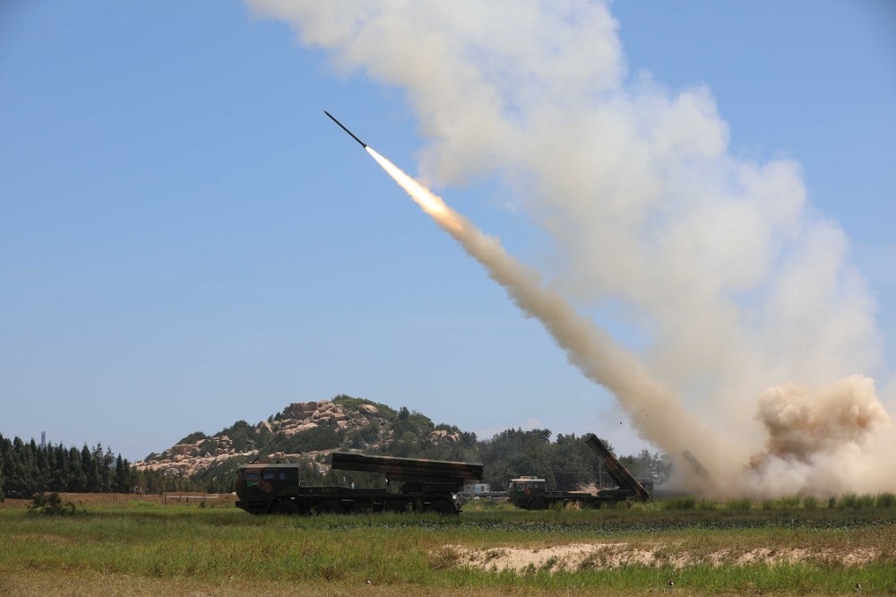 解放軍東部戰區火箭軍4日對台灣東部外海預定海域實施火力突擊。 （取自中國軍網）