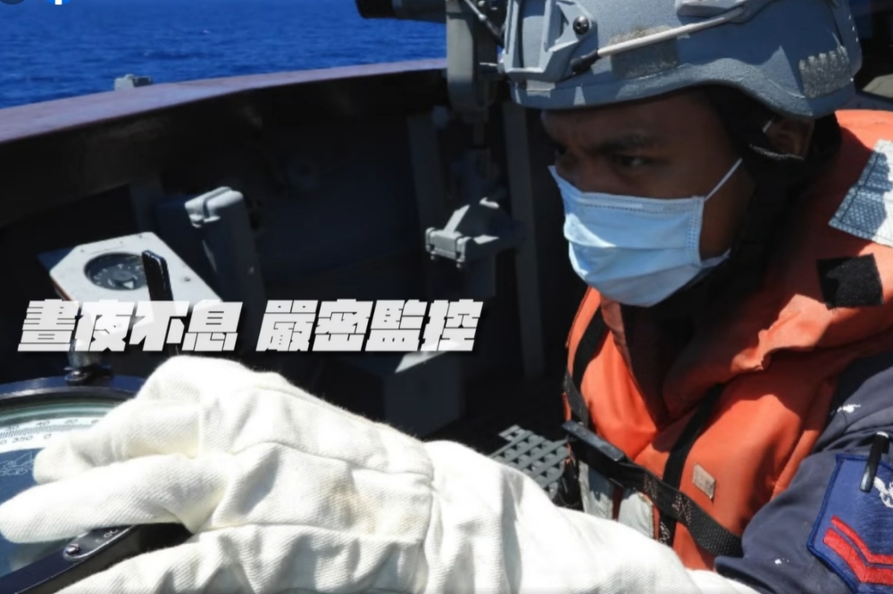 為了國人更了解海軍在台灣周邊海域以「一對一」來監控中國軍艦，晚間再發布「國軍在安全就在」的短片。（截取自國防部影片）