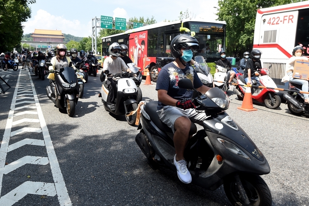 機車族注意！交通部增設「躲太陽條款」　造成追撞、車流回堵恐挨罰