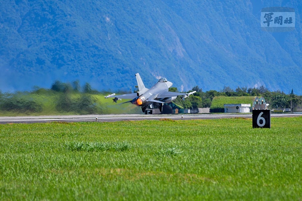 F-16V戰機一批2架次7日上午接獲命令後，緊急起飛執行空中巡弋任務。（軍聞社）