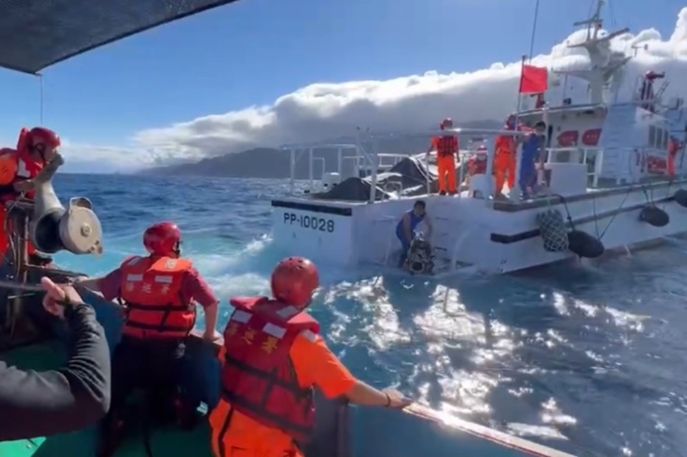 虛驚一場！宜蘭頭城外海遊艇翻覆　12人落海全部救起