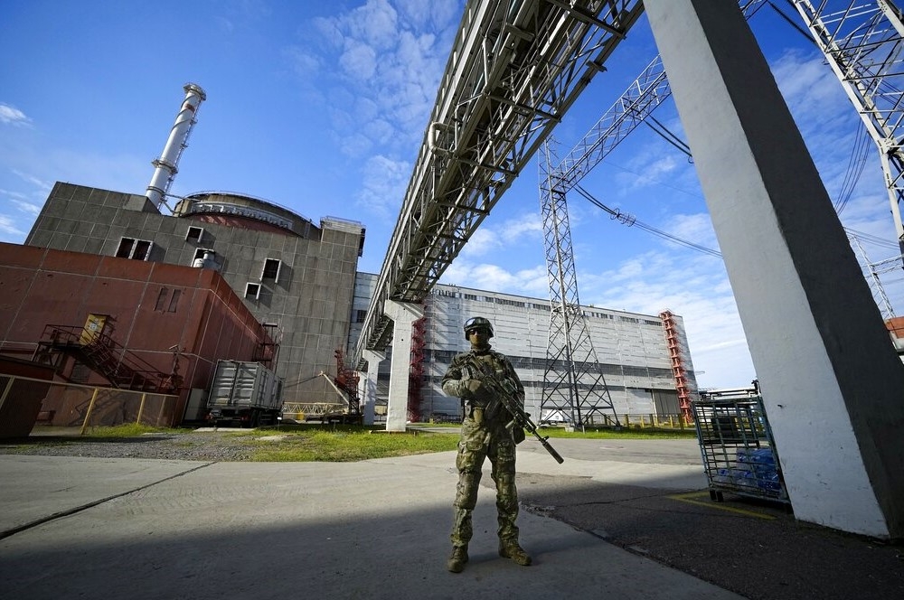 俄烏雙方都指控對方朝核電廠開火，引發危機。圖為佔領當地的俄軍士兵。（美聯社）