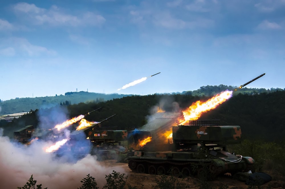 解放军发射多管火箭。（取自中国军网）(photo:UpMedia)