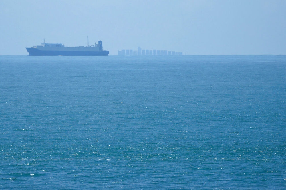 解放軍軍艦在軍演期間首次闖入我24浬海域。圖為解放軍軍艦穿過台灣海峽。（美聯社）