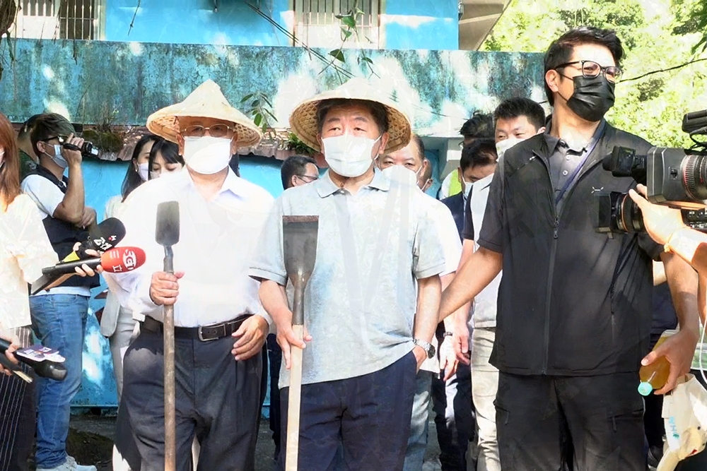 民進黨台北市長參選人陳時中赴貓空採竹筍、喝筍湯體驗農家樂。（王侑聖攝）