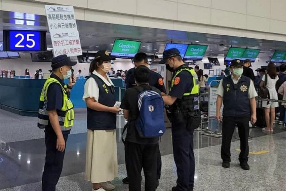 國際科跟航警局合作，對搭機前往柬埔寨的旅客加強宣導。（刑事局提供）