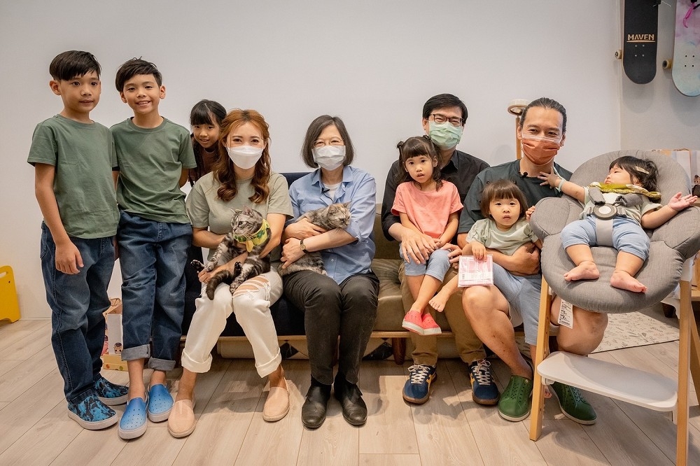 育兒養家很辛苦！蔡英文、陳其邁親訪6寶家庭　承諾打造友善環境