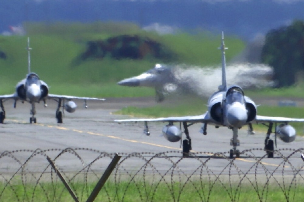 台灣新竹空軍基地正在滑行的幻象2000戰機。（美聯社）