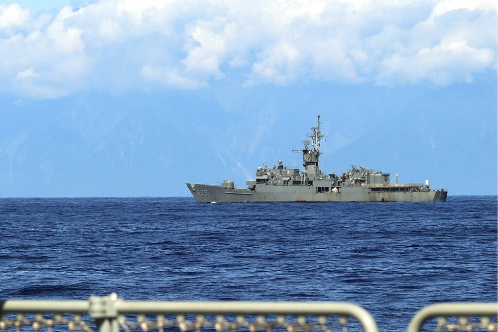 解放軍軍演期間釋出圖片，自中國軍艦可目視到台灣蘭陽號巡防艦。（美聯社）