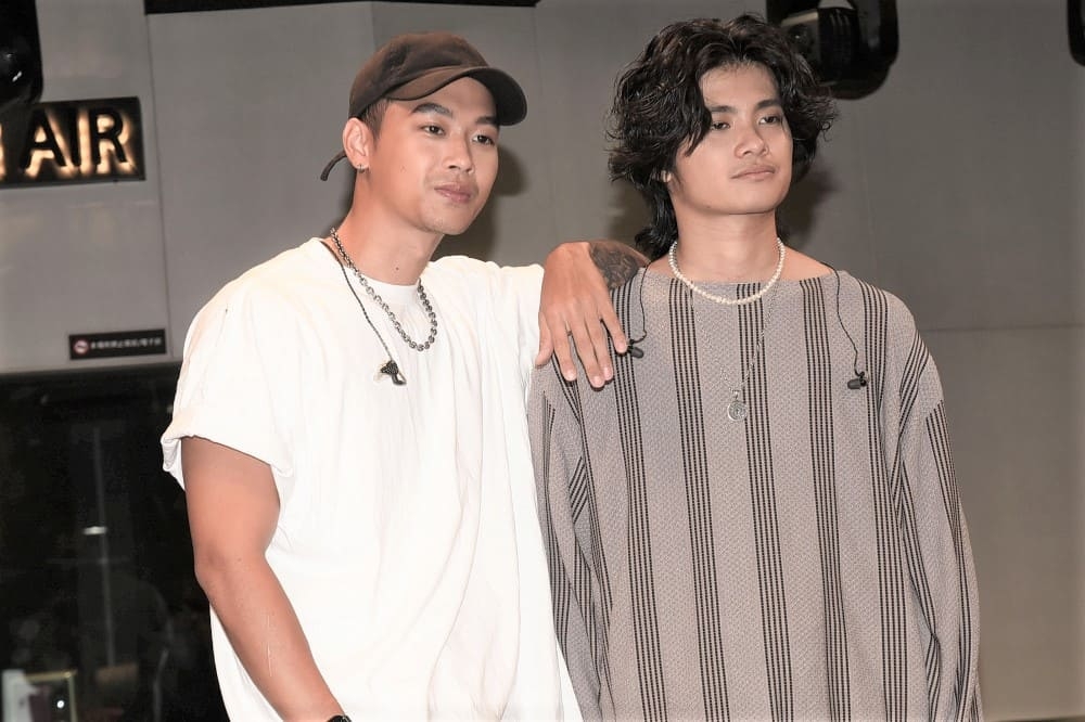 李浩瑋(右)為個人演唱會進行總彩排，更請來好友高爾宣對唱新歌〈Drowning〉。（楊約翰攝）