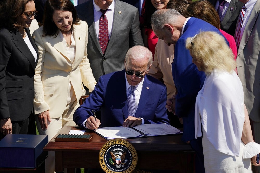 美國總統拜登9日正式簽署晶片法案。（美聯社）