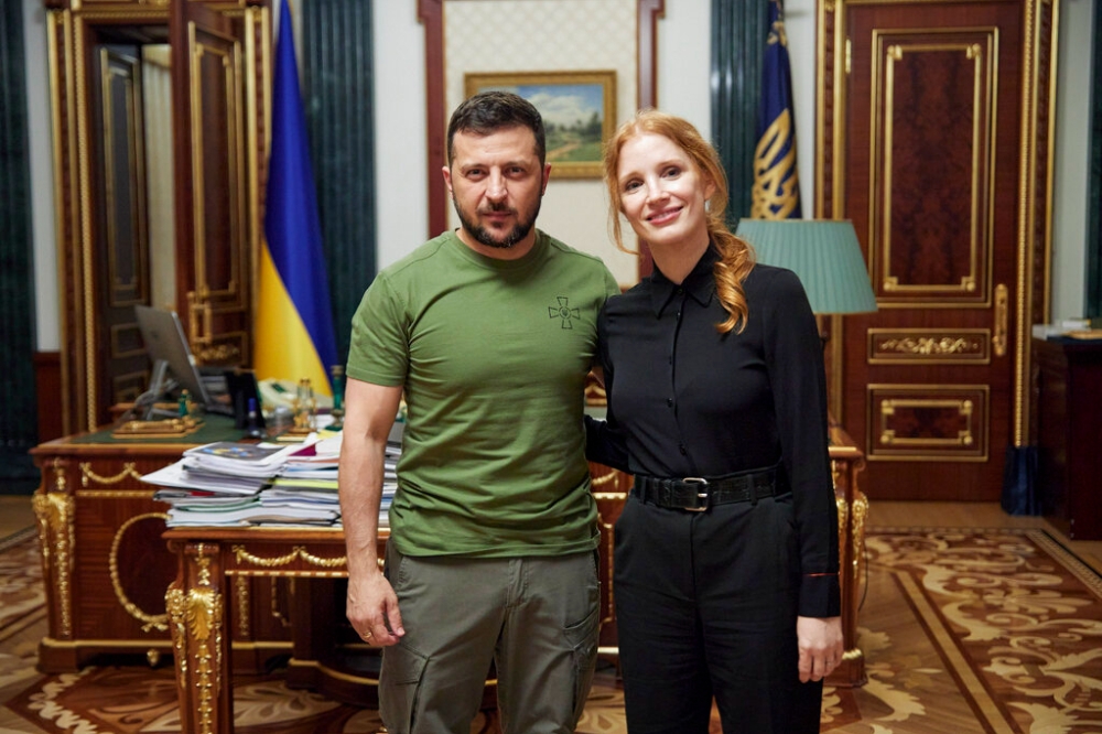 烏克蘭總統澤倫斯基7日在基輔接見美國奧斯卡影后雀絲坦（Jessica Chastain）。（美聯社）