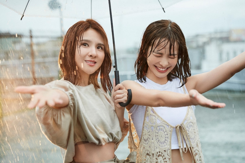郭靜（左）攜手摯友葉星辰演出新歌〈一起痛過的幸福〉MV，2人在大雷雨中完成拍攝。（星動娛樂創意提供）