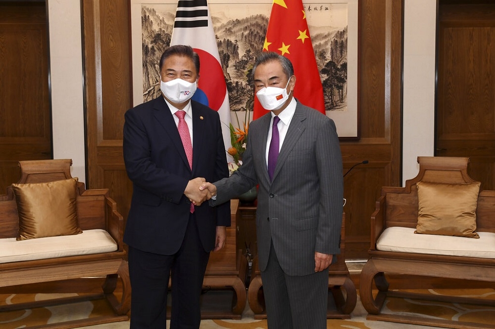 中國外長王毅（右）和南韓外長朴振（左）9日在山東青島會面。（美聯社）