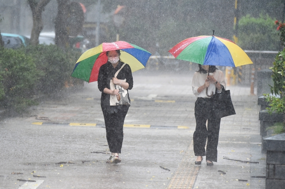 氣象局對新竹縣市、苗栗縣、台中市、彰化縣發布大雨特報。（張哲偉攝）