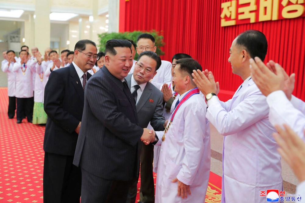 金正恩10日接見醫療及科學團隊，聲稱北韓對抗新冠病毒取得勝利。（美聯社）