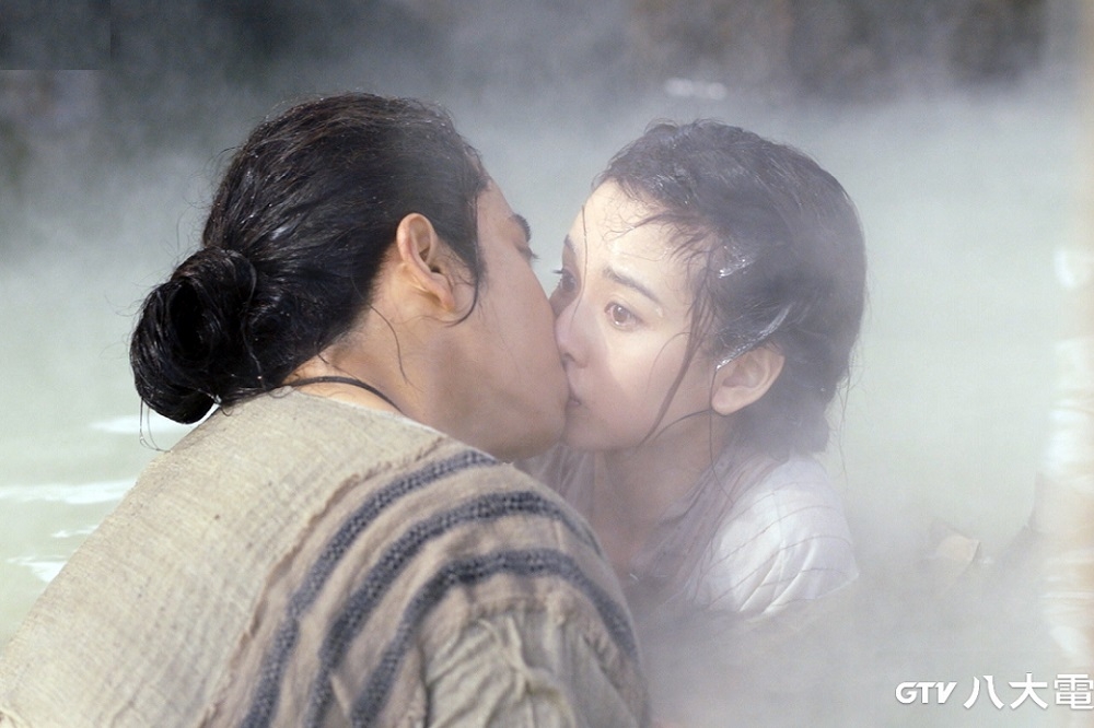 中國女星宋祖兒（右）在奇幻古裝劇《九州縹緲錄》獻出螢幕初吻，她和陳若軒在劇中有多場吻戲，她受訪竟吐槽對方壯碩身材「感覺就像親了頭牛一樣」，引發熱議。（八大提供）