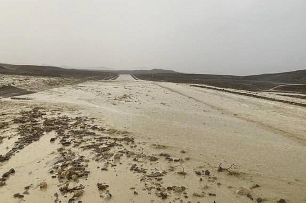 美國死亡谷國家公園5日降下暴雨，道路關閉。（美聯社）
